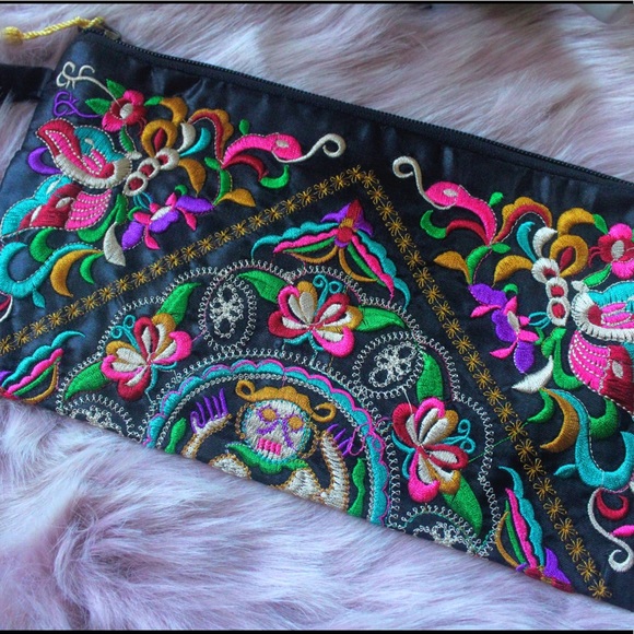 Gorgeous Flower Embroidered Clutch - Picture 2 of 6